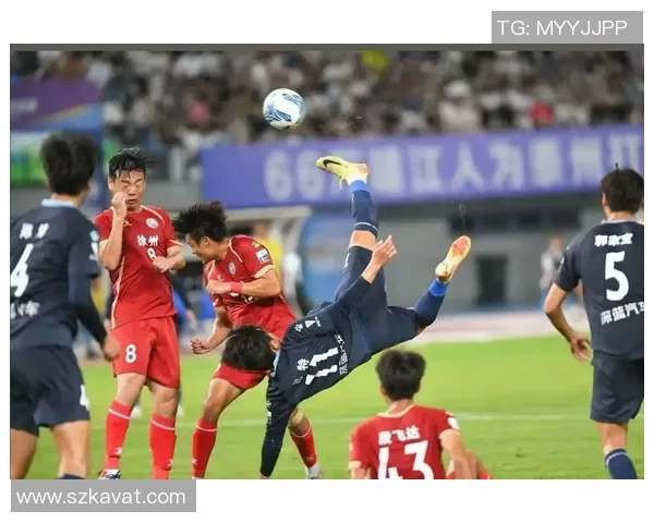 足球明星们在赛场上被绊倒的瞬间引发的精彩瞬间与幽默故事